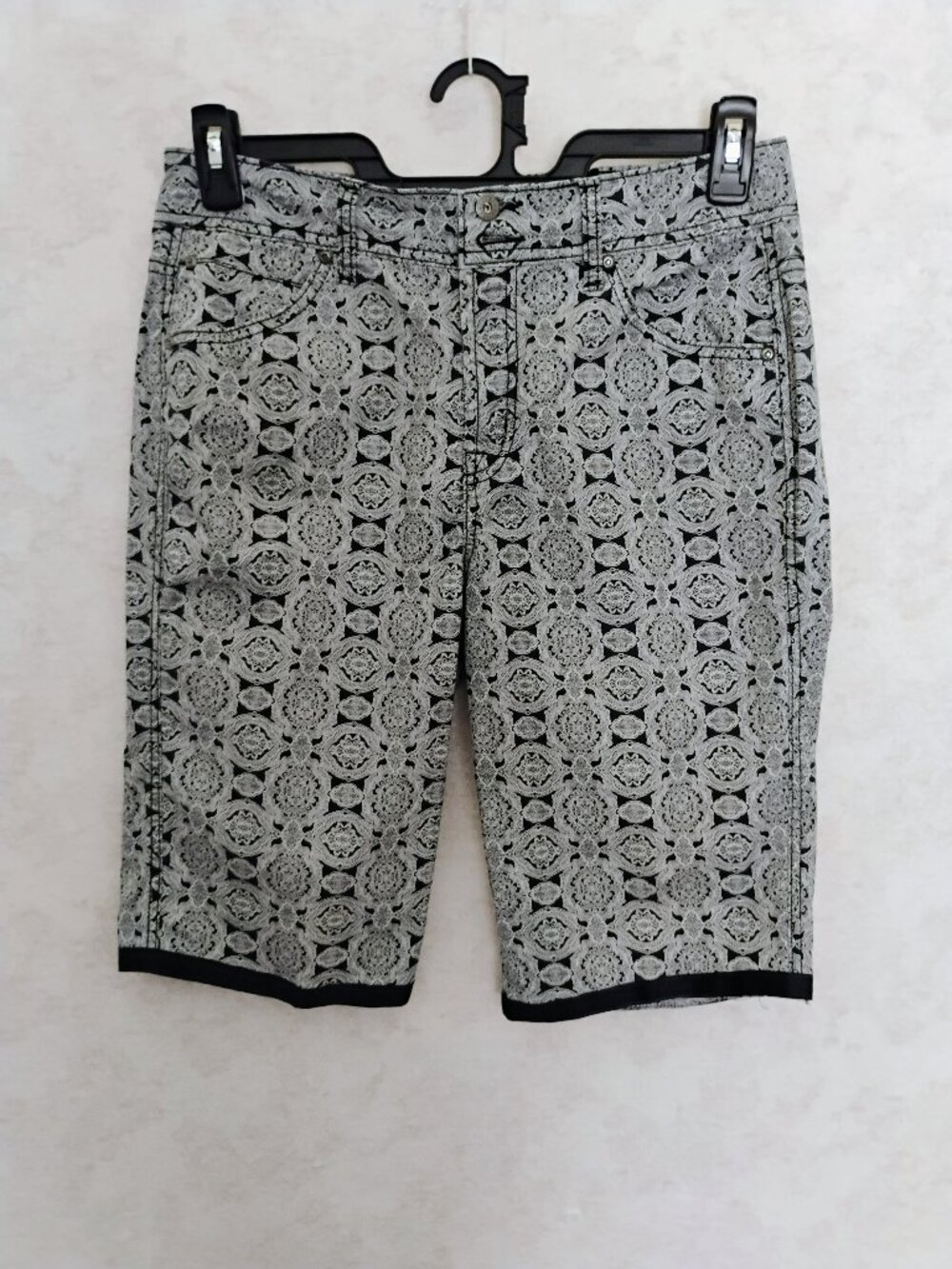 Bandolino Blu Black White Paisley Bermuda Shorts Size 10